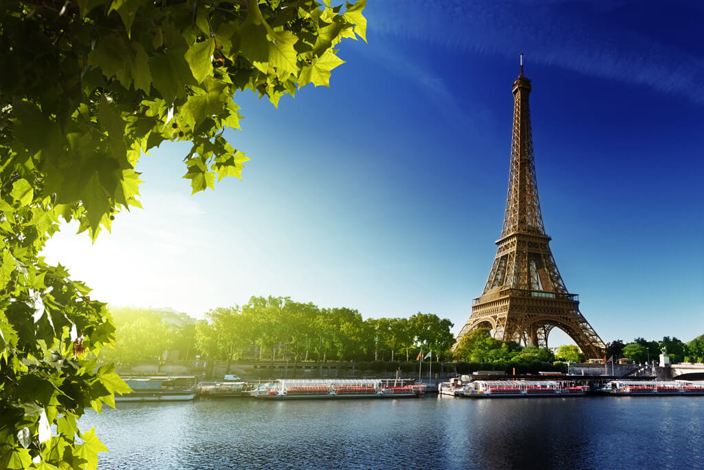 Eiffel-Tower-at-Sunrise